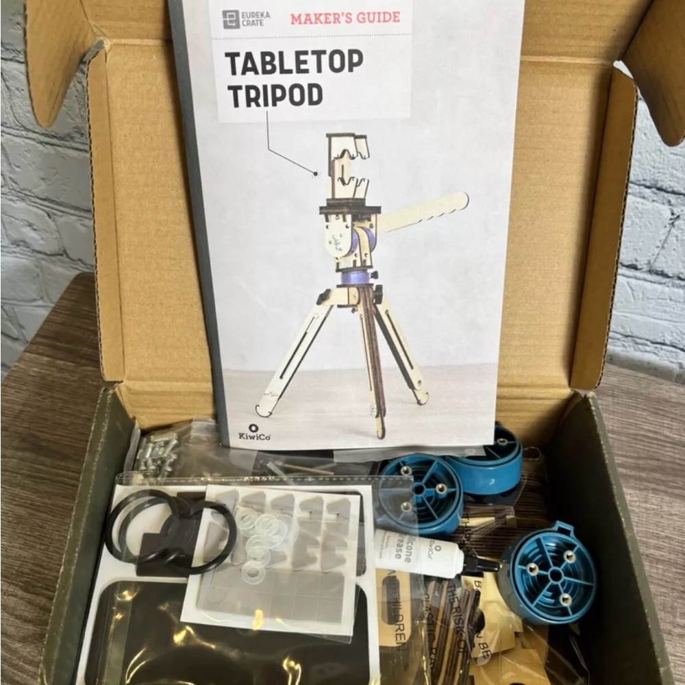 NEW IN BOX KiwiCo Eureka Crate Tabletop Tripod